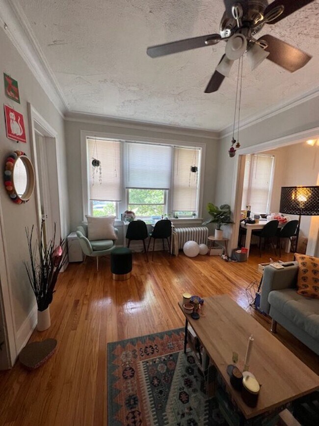 Foto del edificio - Large, Evanston 1BR! Heat Included - Elmwo...