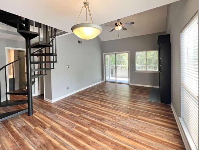 Building Photo - Freshly Updated Condo!