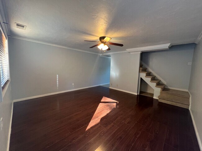 Building Photo - 2 bedroom 1 bath townhome in Provo!