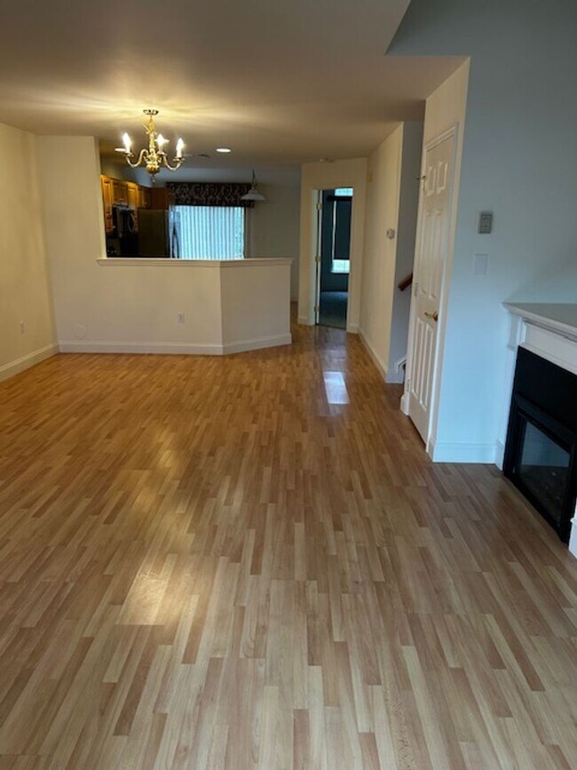 Foto del edificio - Beautiful 2 Bedroom, Loft 1 1/2 Bath Townh...