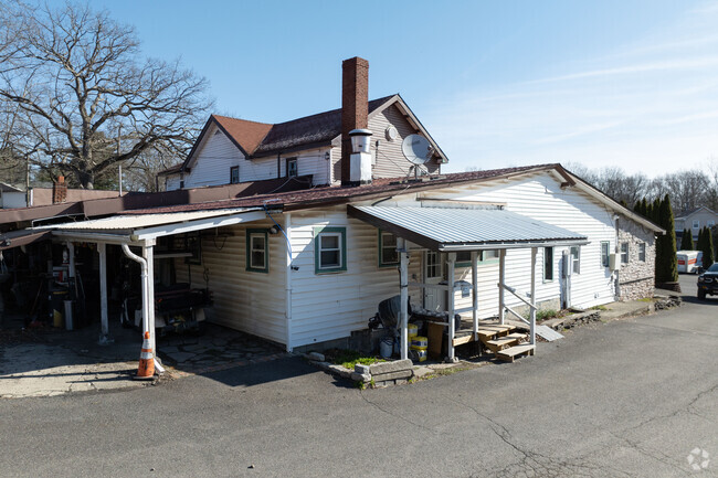 Building Photo - B&B Lounge