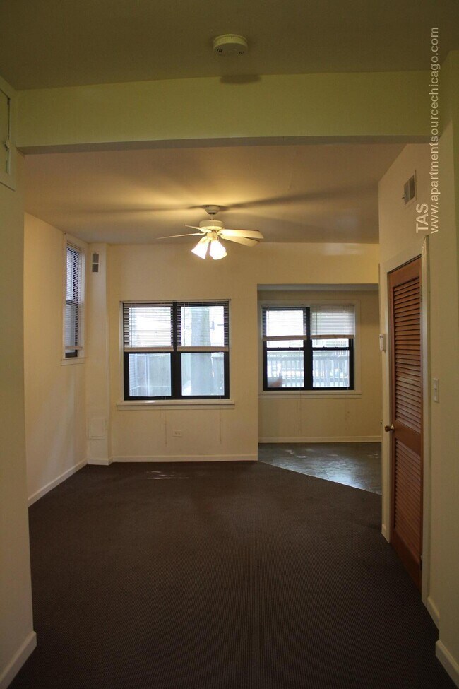 Building Photo - 2254 N Southport Ave