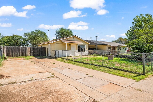 Building Photo - Cute Two Bedroom House, Minutes from TTU &...