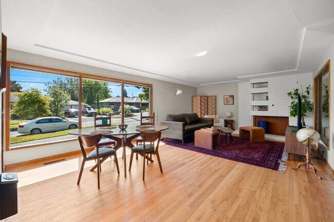 Foto del edificio - Mid-Century Classic! 3bd/3ba 2700 sf Short...