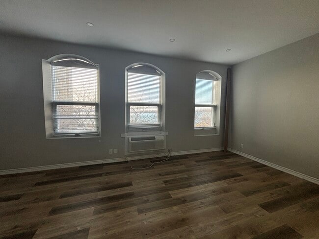 Building Photo - Beautifully Updated Studio Apartment in Downtown Sarnia!