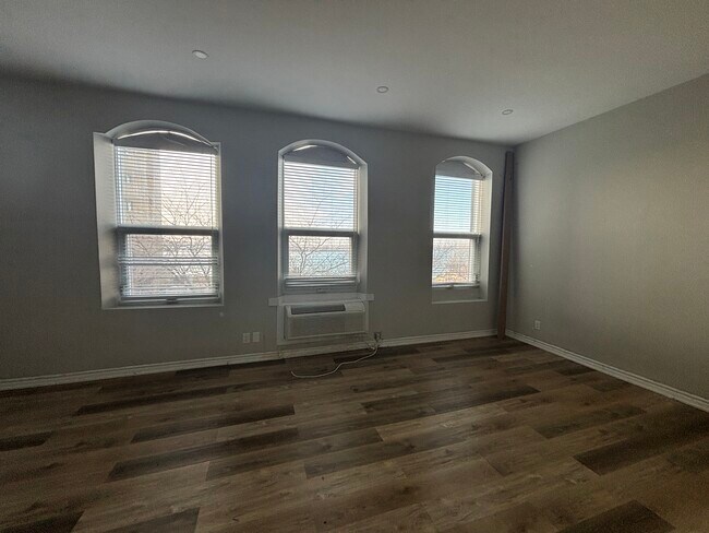 Photo du bâtiment - Beautifully Updated Studio Apartment in Downtown Sarnia!