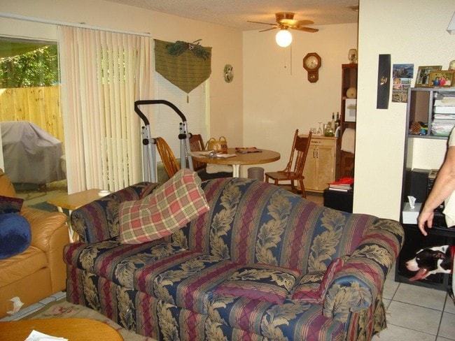 Foto del edificio - 10805 Lambert Cir