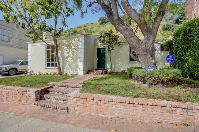 Building Photo - 2501 Canyon Dr