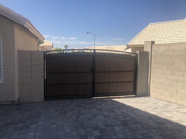 Building Photo - Beautiful 2 Story POOL Home with LOTS of U...