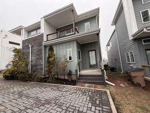 Building Photo - 2164 Byrum Ave