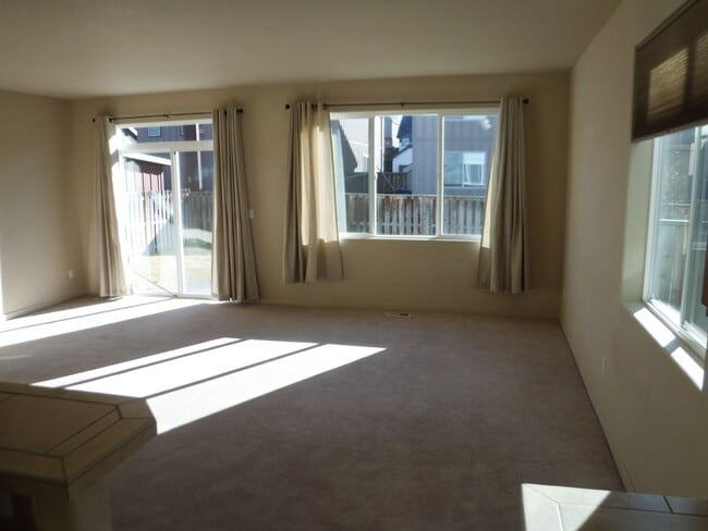 Building Photo - Conveniently Located 3 Bed/2.5 Bath Single...