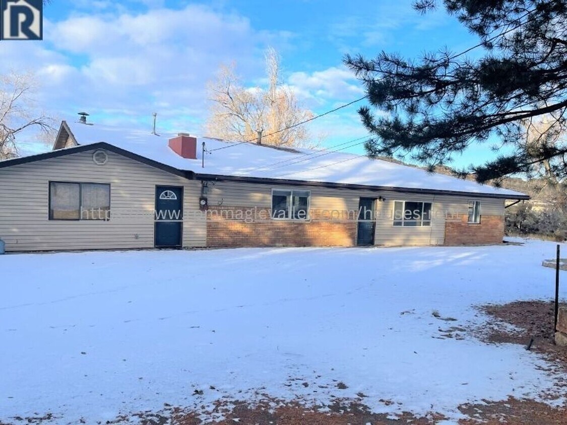 Primary Photo - Charming 3 Bed 2 Bath On a Large Lot
