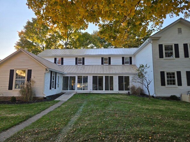 Foto del edificio - Fall In Love With This Unique Farmhouse!