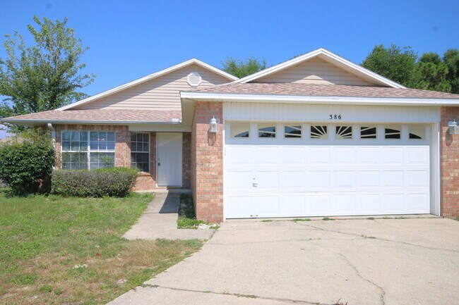 Foto del edificio - Southwest Pensacola 3BR Home Near NAS Pensacola & Perdido Key with Vaulted Ceilings, Island Kitch...