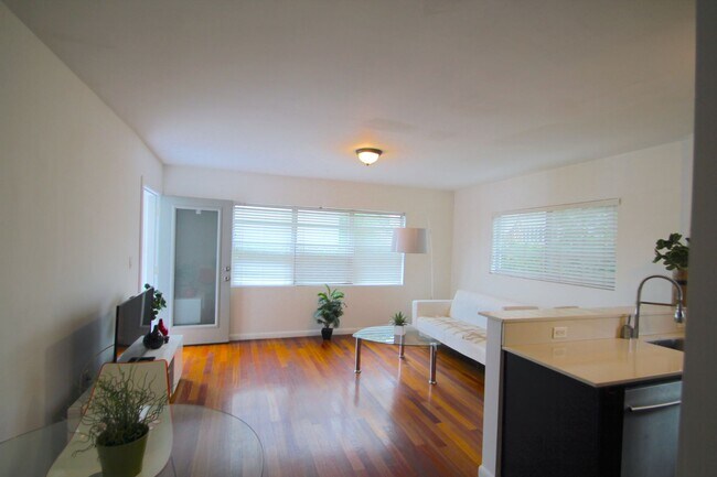 Building Photo - Beautiful garden unit with 1bed/1bath in t...