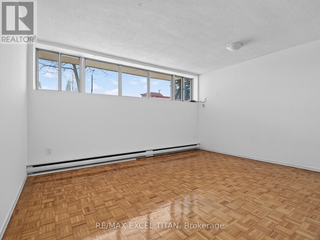Building Photo - 1042 Sheppard Ave W