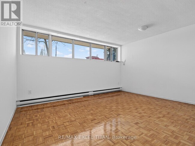 Photo du bâtiment - 1042 Sheppard Ave W