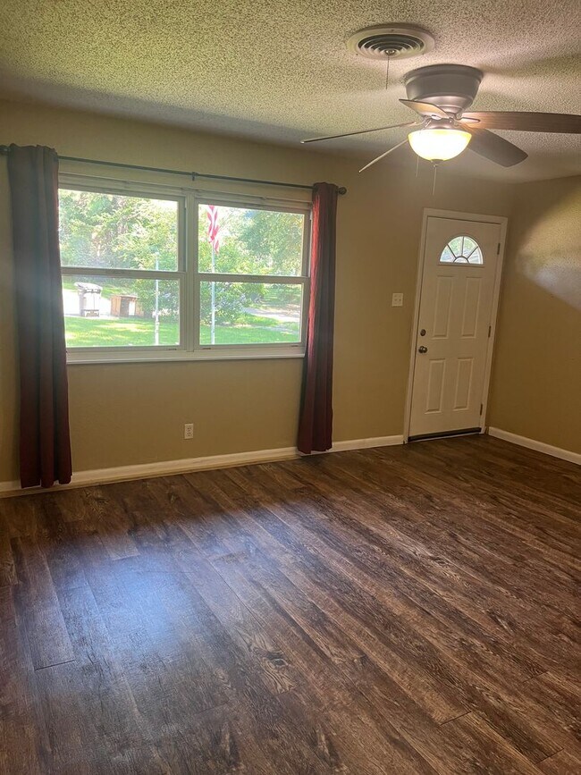 Building Photo - Convenient Jacksonville Location