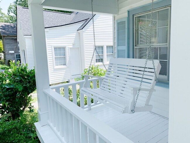 Foto del edificio - 3 Bed 2 Bath - 2 blocks from ECU!