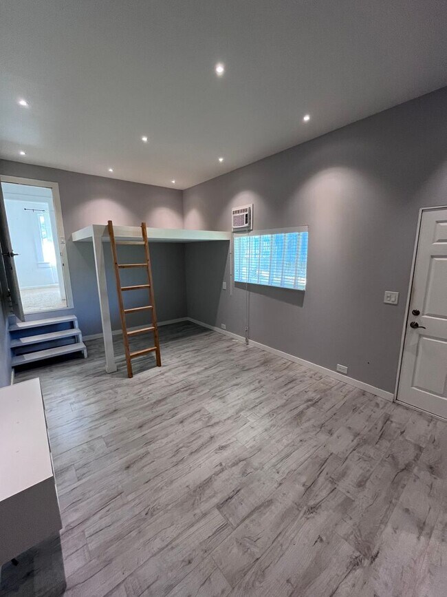 Foto del edificio - Kaumana Drive 3 Bedroom 2 Bath House