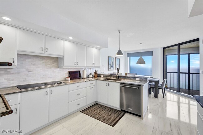 Foto del edificio - 8171 Bay Colony Dr