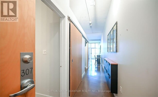 Building Photo - 66 Bay St S