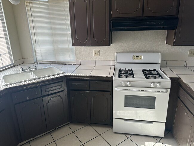 Building Photo - 320 S. F St. - 2 BEDROOM 1 BATH - UPSTAIRS...