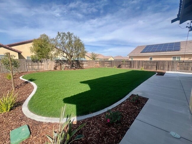 Building Photo - Northwest Bakersfield Gated Home