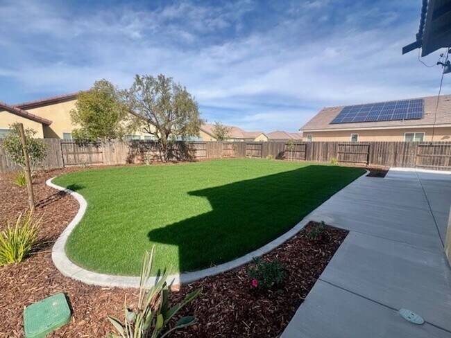 Foto del edificio - Northwest Bakersfield Gated Home