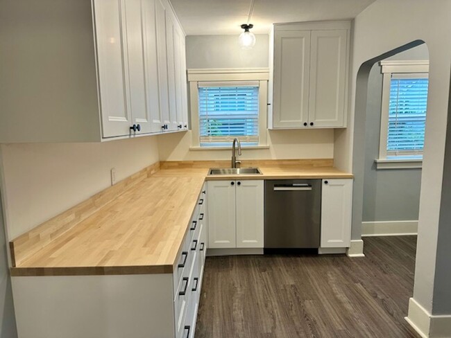 Building Photo - Remodeled 4 Bedroom Ravenna Home