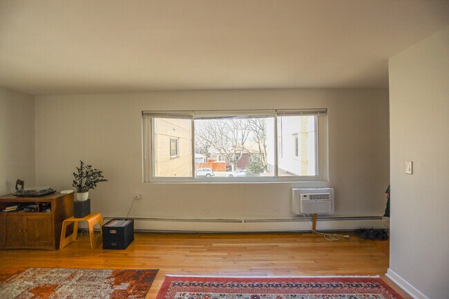 Building Photo - 6719 N Hermitage Ave
