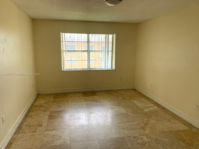 Foto del edificio - 505 NW 177th St