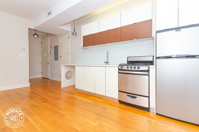 Building Photo - 64 St James Pl