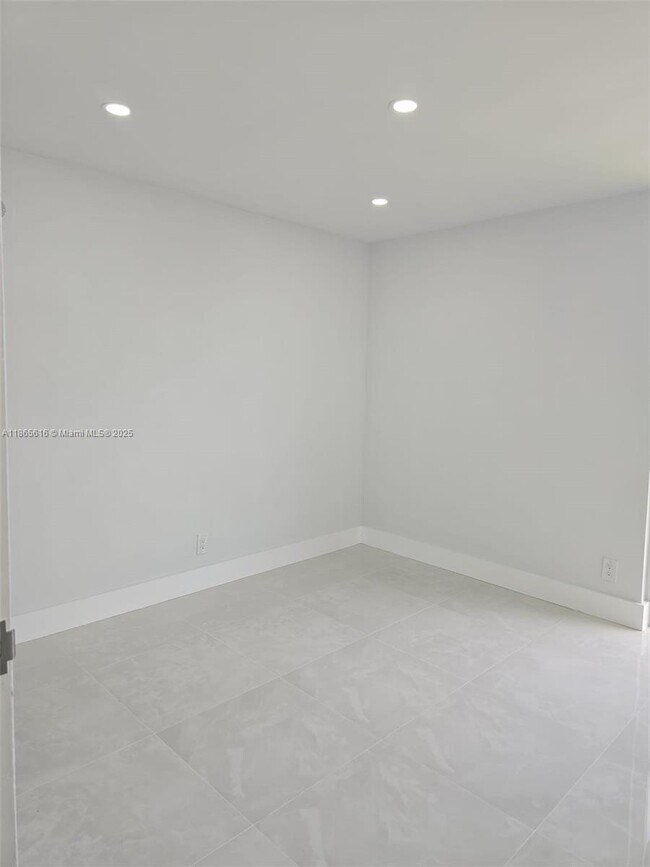 Building Photo - 17021 N Bay Rd