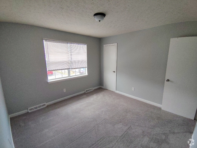 Building Photo - 65 Duiguid Dr