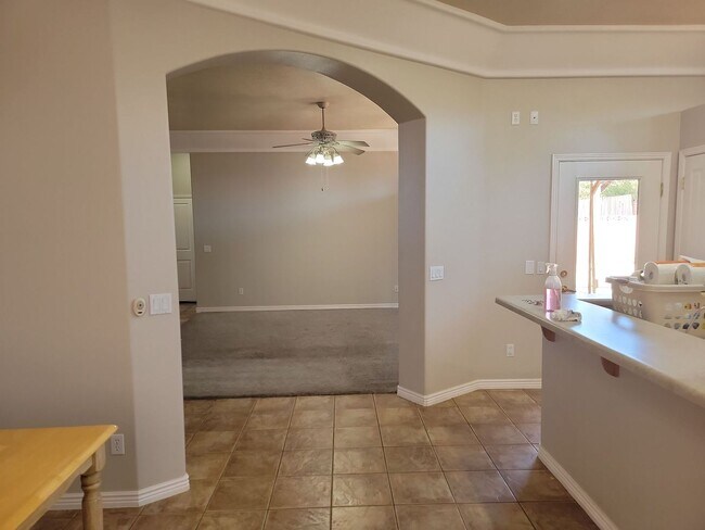 Foto del edificio - Gorgeous 3 Bedroom Home with Inviting Outd...