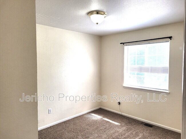 Foto del edificio - 5215 Dudley St