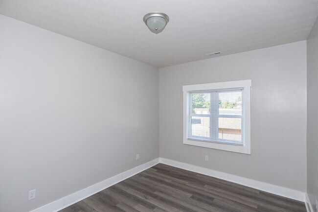 Foto del edificio - 5143 E Washington St