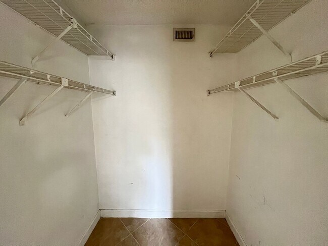 Foto del edificio - SPACIOUS 1 BEDROOM UNIT IN THE GRAND MARQU...