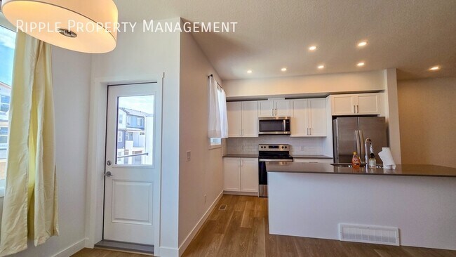 Building Photo - Modern 2 Beds, 2.5 Baths TownHouse | No Pets Allowed