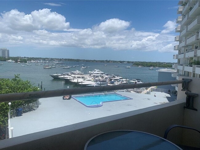 Foto del edificio - 7904 West Dr