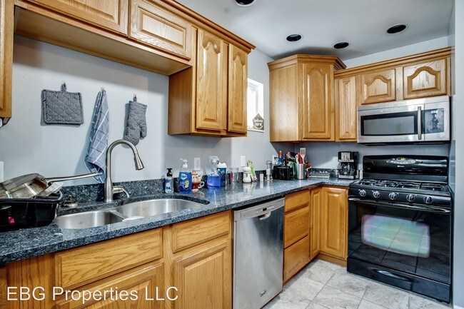 Building Photo - 413 Sample St