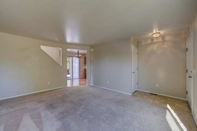 Entrada y sala de estar - 5812 Brennan Avenue