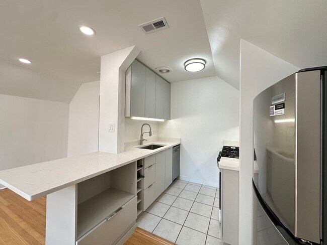 Building Photo - 646 W Fullerton Pkwy