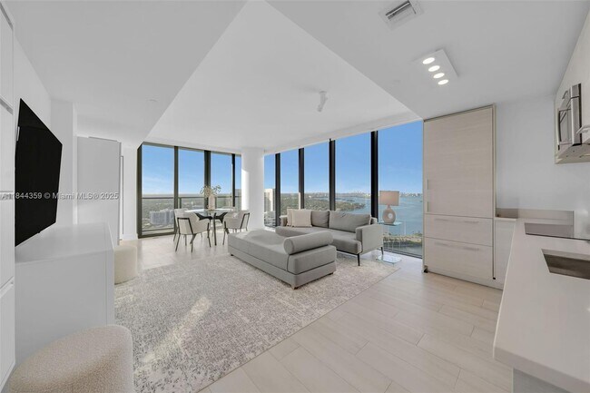 Foto del edificio - 650 NE 32nd St