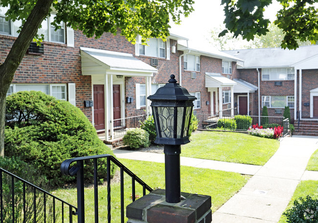 Building Photo - Willow Gardens