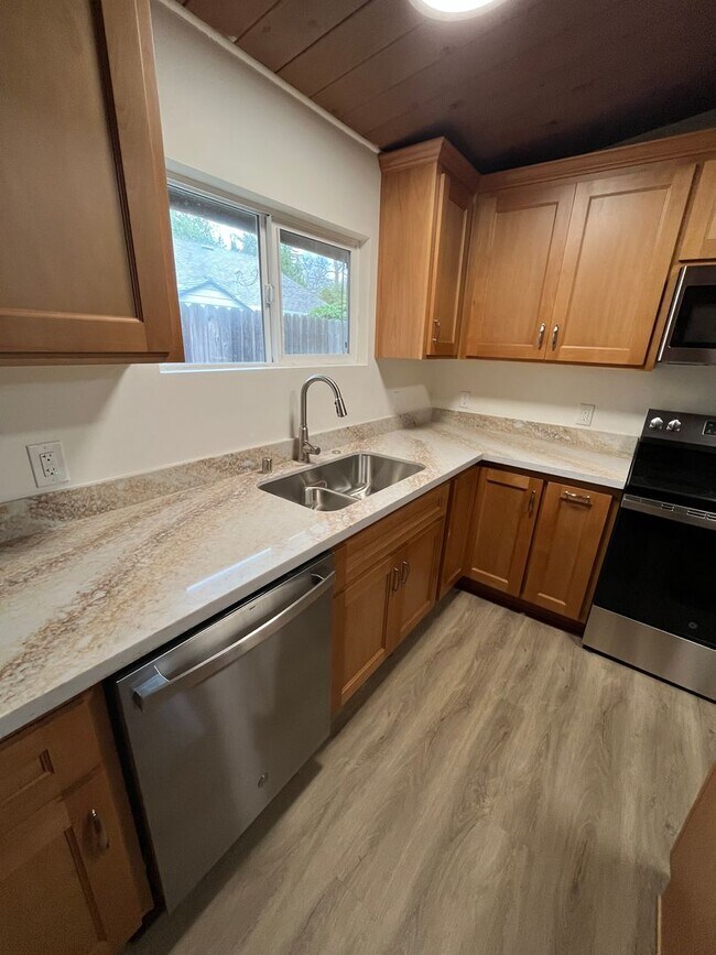 Foto del edificio - 4 Bedroom 2 Bath Home in Old Davis Near Campus