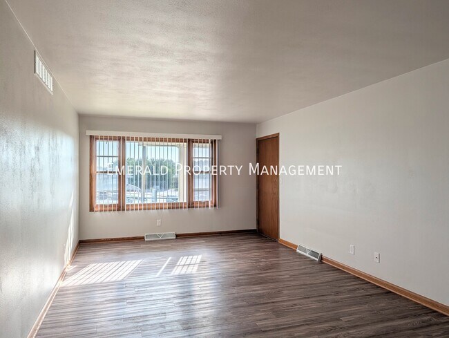 Foto del edificio - 570 N Mulford Rd