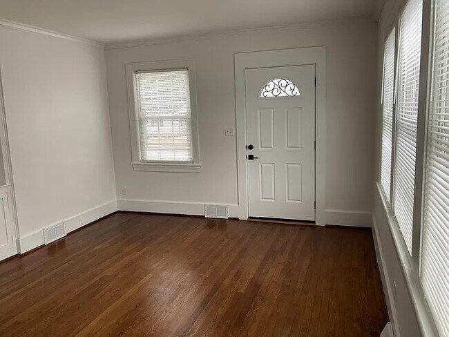 Building Photo - Cute Duplex near Downtown Greenville
