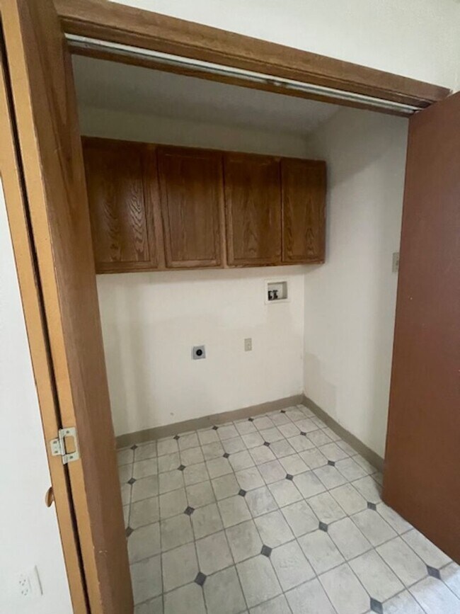 Foto del edificio - 2 Bedroom 2 Bath Duplex Call Ed Johnson 86...